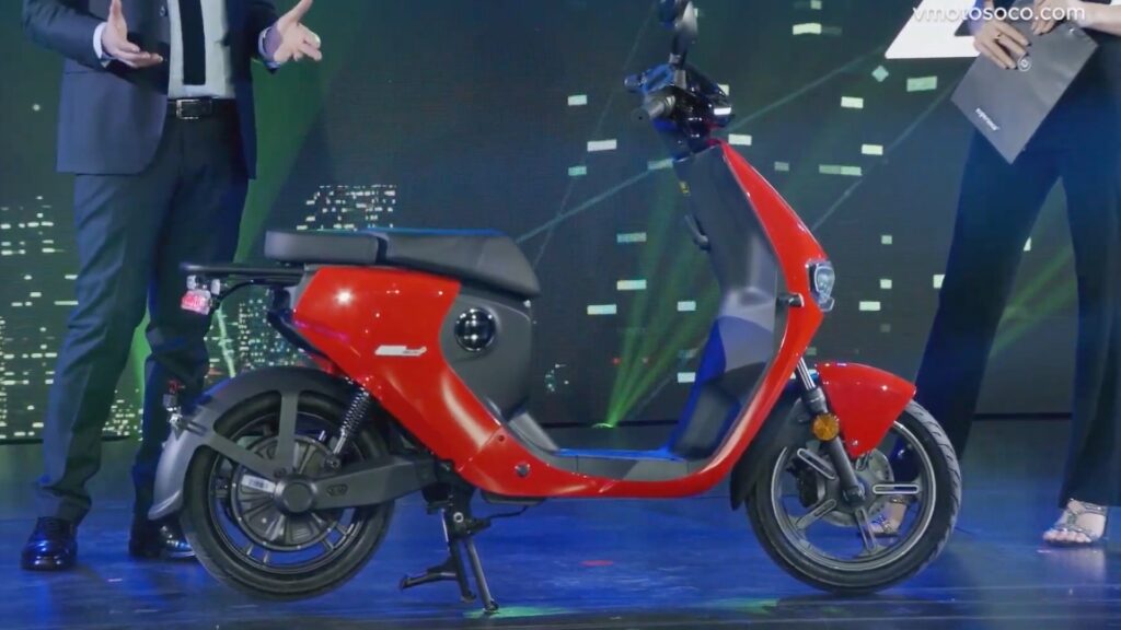 Scooter Super Soco CUmini // Source : Capture d'écran YouTube Scooter Super Soco CUmini // Source : Capture d'écran YouTube