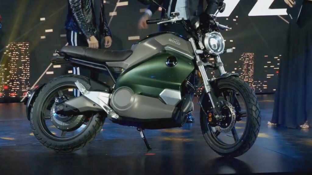 Moto Super Soco TC Wanderer // Source : Capture d'écran YouTube Moto Super Soco TC Wanderer // Source : Capture d'écran YouTube