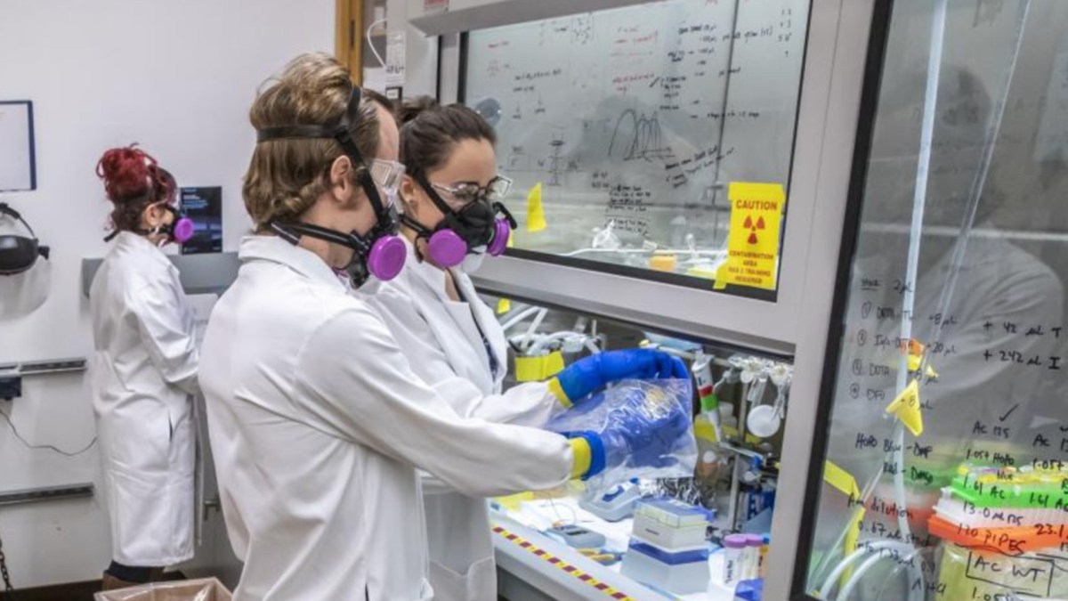 Une partie des scientifiques ayant mesuré l'einsteinium. // Source : Berkeley Une partie des scientifiques ayant mesuré l'einsteinium. // Source : Berkeley