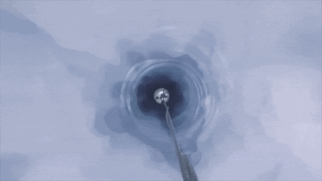 La caméra de l'équipe plongeant dans un trou foré dans la glace de l'Antarctique. // Source : British Antarctic Survey La caméra de l'équipe plongeant dans un trou foré dans la glace de l'Antarctique. // Source : British Antarctic Survey