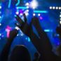 Des gens font la fête, probablement la nuit car il fait noir sur cette image // Source : Pixabay Des gens font la fête, probablement la nuit car il fait noir sur cette image // Source : Pixabay