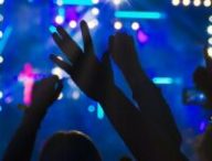 Des gens font la fête, probablement la nuit car il fait noir sur cette image // Source : Pixabay