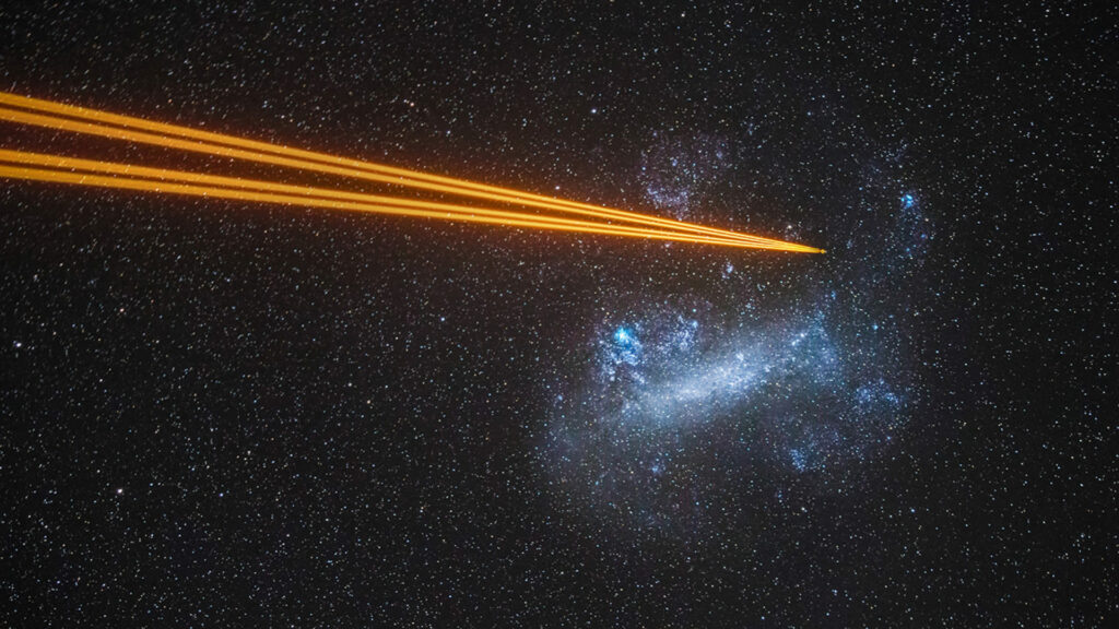 Faisceau lumineux dirigé vers le Grand Nuage de Magellan. // Source : Juan-Carlos Munoz-Mateos (photo recadrée) Faisceau lumineux dirigé vers le Grand Nuage de Magellan. // Source : Juan-Carlos Munoz-Mateos (photo recadrée)