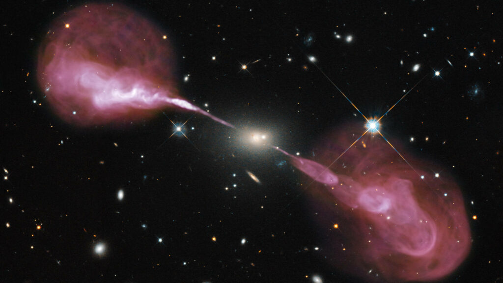 Hercules A, exemple d'une radiogalaxie. // Source : Wikimedia/CC/NASA, ESA, S. Baum and C. O'Dea (RIT), R. Perley and W. Cotton (NRAO/AUI/NSF), and the Hubble Heritage Team (STScI/AURA)(image recadrée) Hercules A, exemple d'une radiogalaxie. // Source : Wikimedia/CC/NASA, ESA, S. Baum and C. O'Dea (RIT), R. Perley and W. Cotton (NRAO/AUI/NSF), and the Hubble Heritage Team (STScI/AURA)(image recadrée)