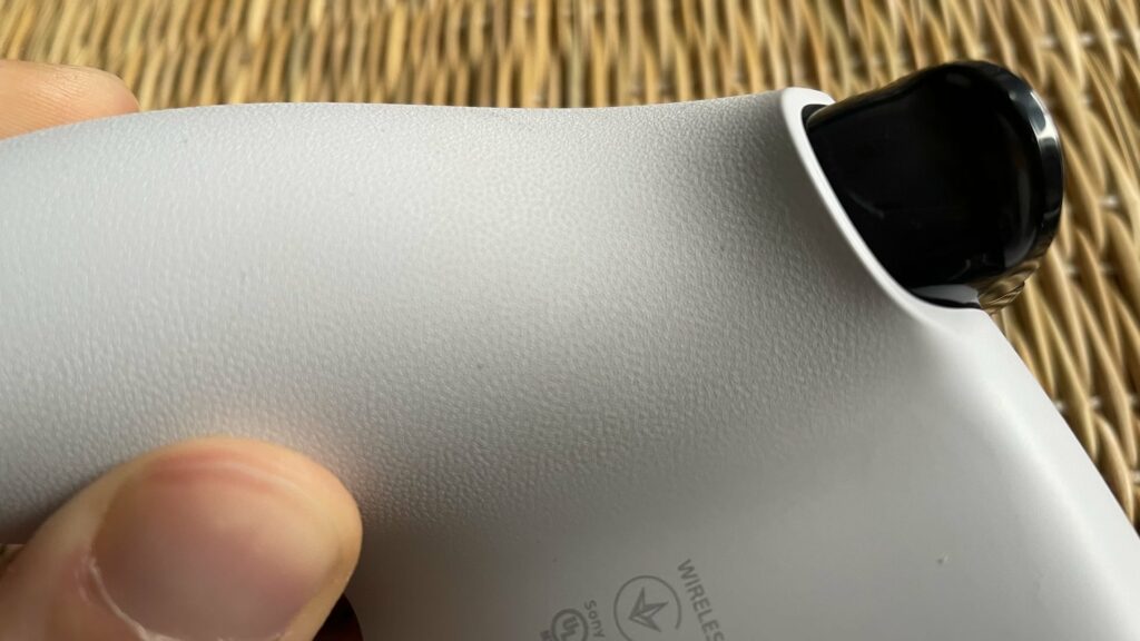 Grip de la manette DualSense // Source : Maxime Claudel pour Numerama