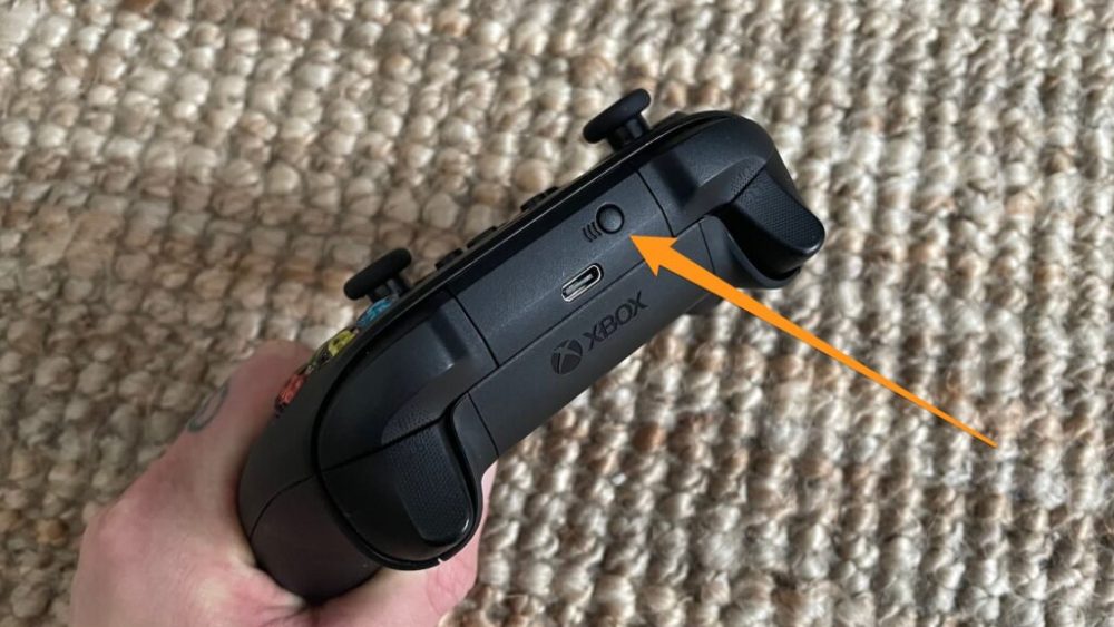 Bouton d'appareillage de la manette Xbox // Source : Maxime Claudel pour Numerama