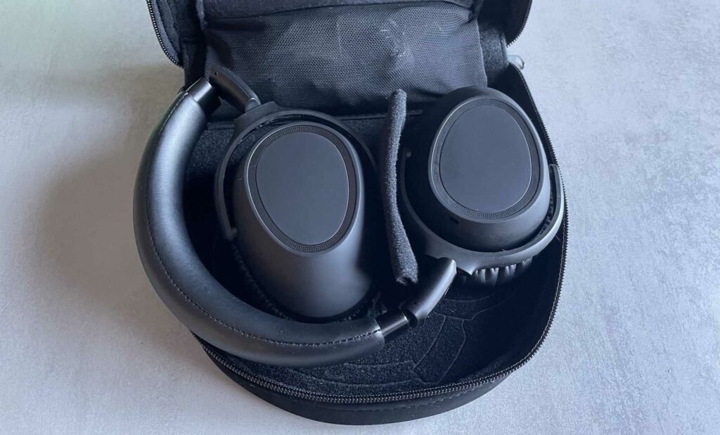 Le casque EPOS Adapt 660 dans sa pochette // Source : Maxime Claudel pour Numerama Le casque EPOS Adapt 660 dans sa pochette // Source : Maxime Claudel pour Numerama