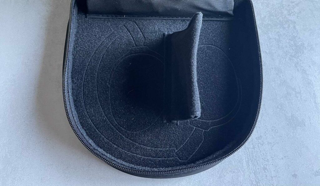 Intérieur de la pochette du casque EPOS Adapt 660 // Source : Maxime Claudel pour Numerama Intérieur de la pochette du casque EPOS Adapt 660 // Source : Maxime Claudel pour Numerama