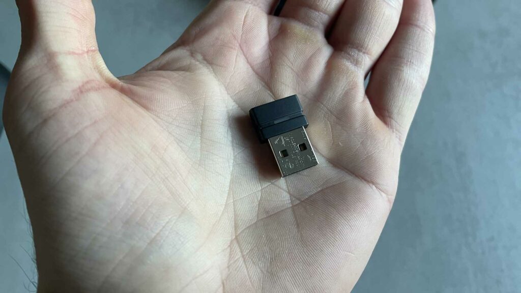 Dongle USB du casque EPOS Adapt 660 // Source : Maxime Claudel pour Numerama Dongle USB du casque EPOS Adapt 660 // Source : Maxime Claudel pour Numerama