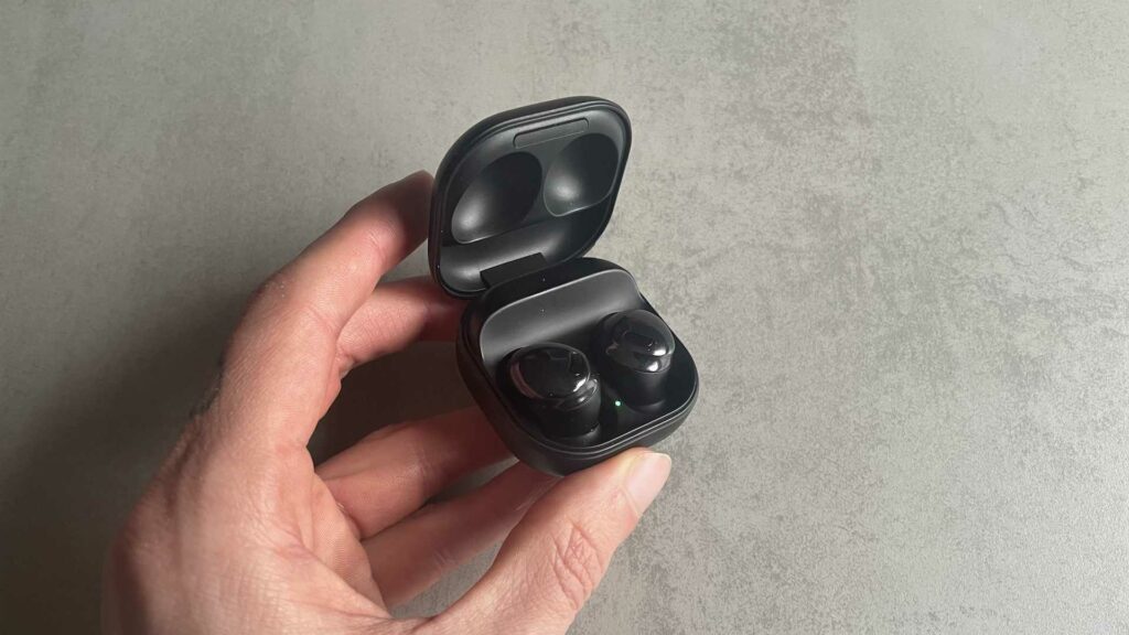 Les écouteurs Samsung Galaxy Buds Pro dans leur boîtier  // Source : Maxime Claudel pour Numerama
