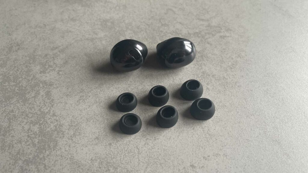 Les différents embouts des Samsung Galaxy Buds Pro // Source : Maxime Claudel pour Numerama