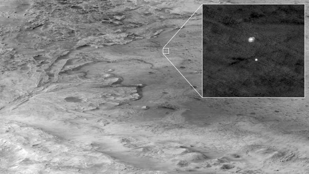 Perseverance qui se pose sur Mars, vu de la sonde MRO // Source : Nasa Perseverance qui se pose sur Mars, vu de la sonde MRO // Source : Nasa