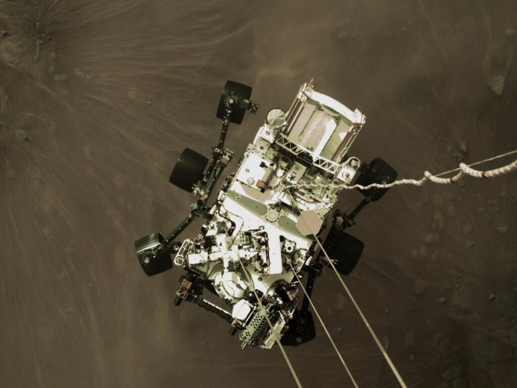 Perseverance vu de haut, pendant qu'il se posait sur Mars // Source : Nasa Perseverance vu de haut, pendant qu'il se posait sur Mars // Source : Nasa