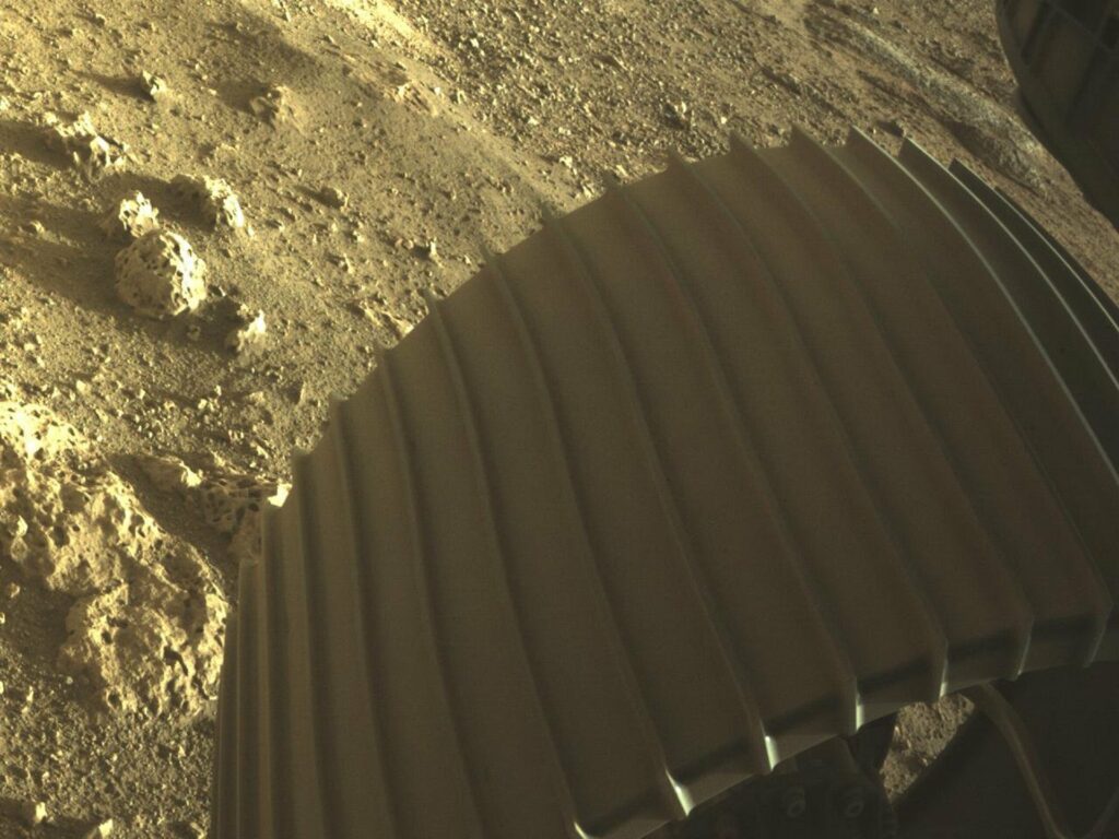 L'une des six roues de Perseverance et le sol martien // Source : Nasa L'une des six roues de Perseverance et le sol martien // Source : Nasa