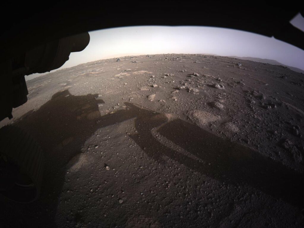 Le sol martien pris en photo part une des caméras du rover // Source : Nasa Le sol martien pris en photo part une des caméras du rover // Source : Nasa