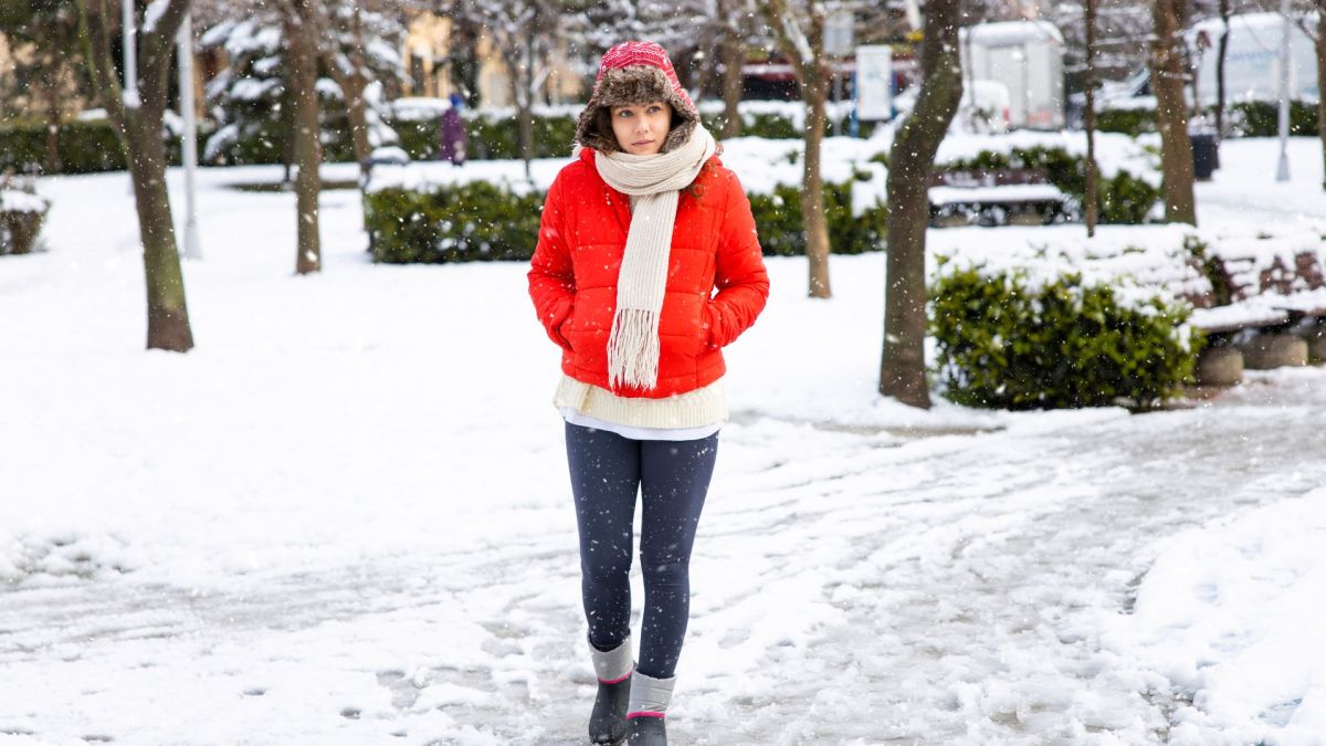 Marcher dans la neige. // Source : Canva Marcher dans la neige. // Source : Canva