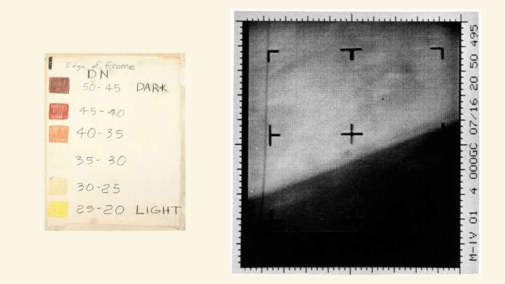 À gauche, les données converties en nombres. À droite, la première image de Mars, en noir et blanc. // Source : NASA/JPL-Caltech/Dan Goods (montage Numerama) À gauche, les données converties en nombres. À droite, la première image de Mars, en noir et blanc. // Source : NASA/JPL-Caltech/Dan Goods (montage Numerama)