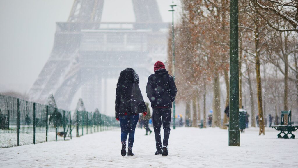 Quelques flocons et Paris semble plus calme. // Source : Canva Quelques flocons et Paris semble plus calme. // Source : Canva