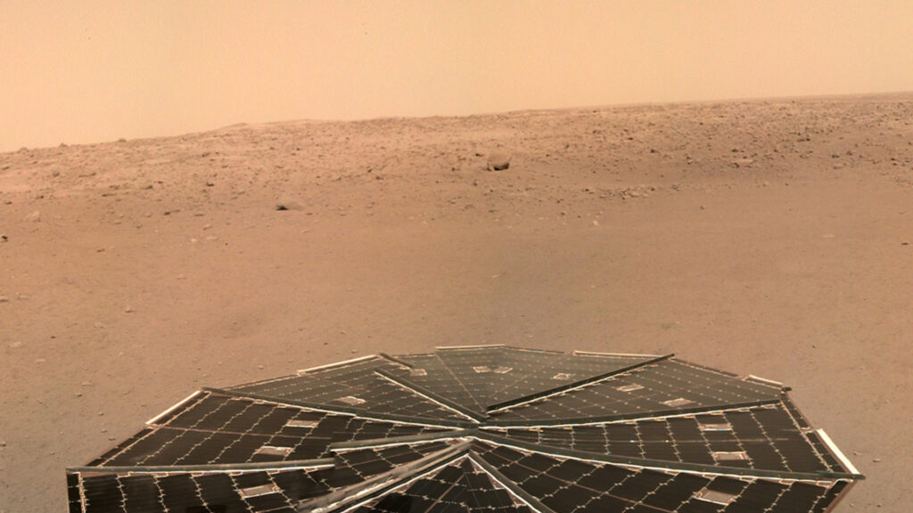 Panneaux solaires d'InSight. // Source : Flickr/CC/NASA/JPL-Caltech - Processing: Elisabetta Bonora & Marco Faccin / aliveuniverse.today (photo recadrée) Panneaux solaires d'InSight. // Source : Flickr/CC/NASA/JPL-Caltech - Processing: Elisabetta Bonora & Marco Faccin / aliveuniverse.today (photo recadrée)