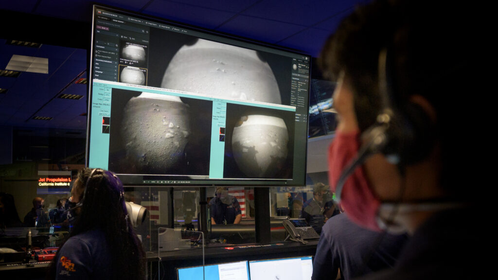 Suivi de l'atterrissage de Perseverance sur Mars, le 18 février 2021. // Source : NASA/INGALLS Bill, 2021 (photo recadrée) Suivi de l'atterrissage de Perseverance sur Mars, le 18 février 2021. // Source : NASA/INGALLS Bill, 2021 (photo recadrée)