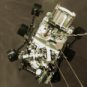 Perseverance suspendu par le « Sky Crane », au-dessus de la surface de Mars. // Source : NASA/JPL-Caltech (photo recadrée)
