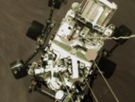 Perseverance suspendu par le « Sky Crane », au-dessus de la surface de Mars. // Source : NASA/JPL-Caltech (photo recadrée)