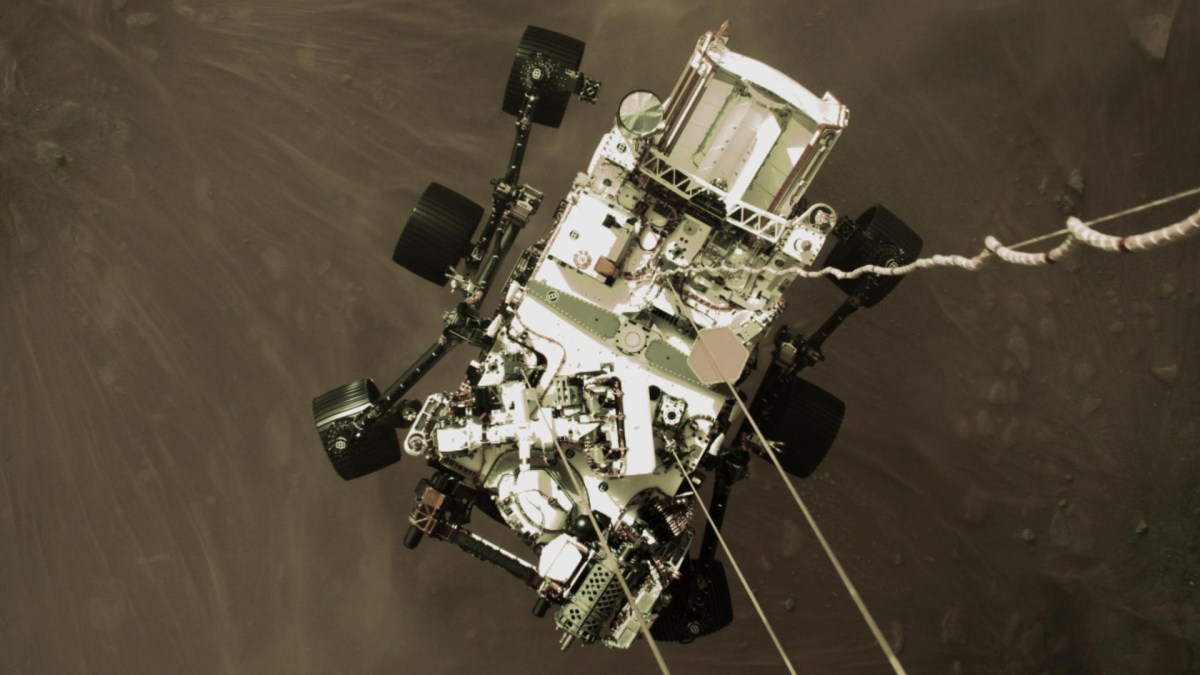 Perseverance suspendu par le « Sky Crane », au-dessus de la surface de Mars. // Source : NASA/JPL-Caltech (photo recadrée) Perseverance suspendu par le « Sky Crane », au-dessus de la surface de Mars. // Source : NASA/JPL-Caltech (photo recadrée)