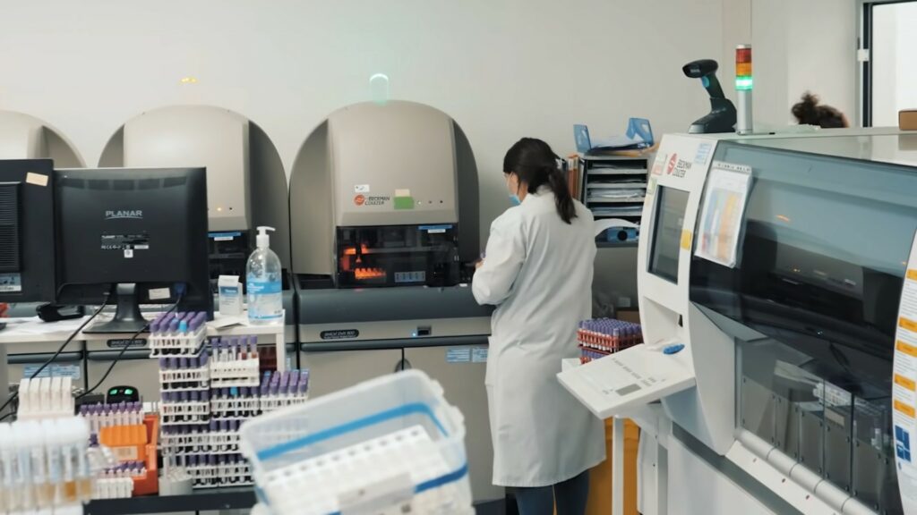 Plateau technique d'analyse des échantillons en PCR. // Source : Numerama Plateau technique d'analyse des échantillons en PCR. // Source : Numerama