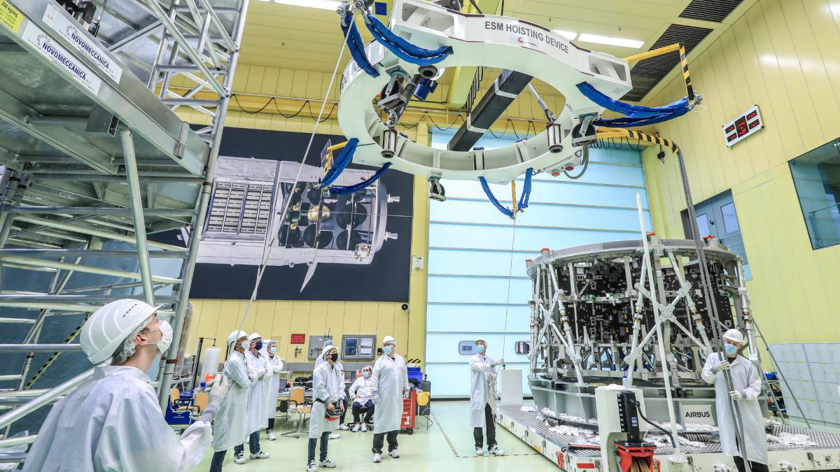 Arrivée du troisième module chez Airbus à Brême. // Source : Flickr/CC/NASA Orion Spacecraft (photo recadrée) Arrivée du troisième module chez Airbus à Brême. // Source : Flickr/CC/NASA Orion Spacecraft (photo recadrée)