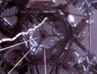Le Sky Crane photographié lors de la descente du rover sur Mars. // Source : NASA/JPL-Caltech (photo recadrée)