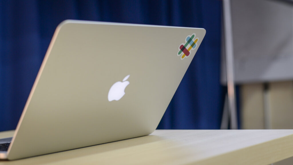 Une étiquette reprenant le logo de Slack, collée sur un ordinateur. // Source : Flickr/CC/Giorgio Minguzzi (photo recadrée) Une étiquette reprenant le logo de Slack, collée sur un ordinateur. // Source : Flickr/CC/Giorgio Minguzzi (photo recadrée)