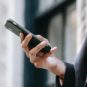 Personne tenant un smartphone. // Source : Pexels/Ono Kosuki (photo recadrée) Personne tenant un smartphone. // Source : Pexels/Ono Kosuki (photo recadrée)
