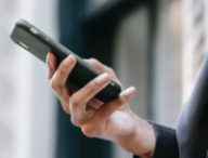 Personne tenant un smartphone. // Source : Pexels/Ono Kosuki (photo recadrée)