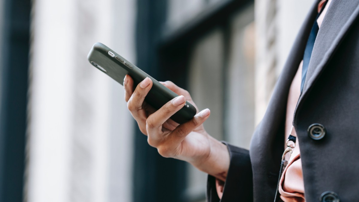Personne tenant un smartphone. // Source : Pexels/Ono Kosuki (photo recadrée) Personne tenant un smartphone. // Source : Pexels/Ono Kosuki (photo recadrée)