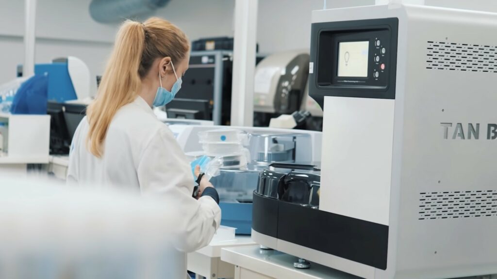 C'est dans ce type d'appareils, des thermocycleurs, qu'a lieu l'analyse PCR à l'aide de sondes. // Source : Numerama C'est dans ce type d'appareils, des thermocycleurs, qu'a lieu l'analyse PCR à l'aide de sondes. // Source : Numerama
