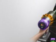 Le Dyson V15 Detect avec son laser vert // Source : Dyson 