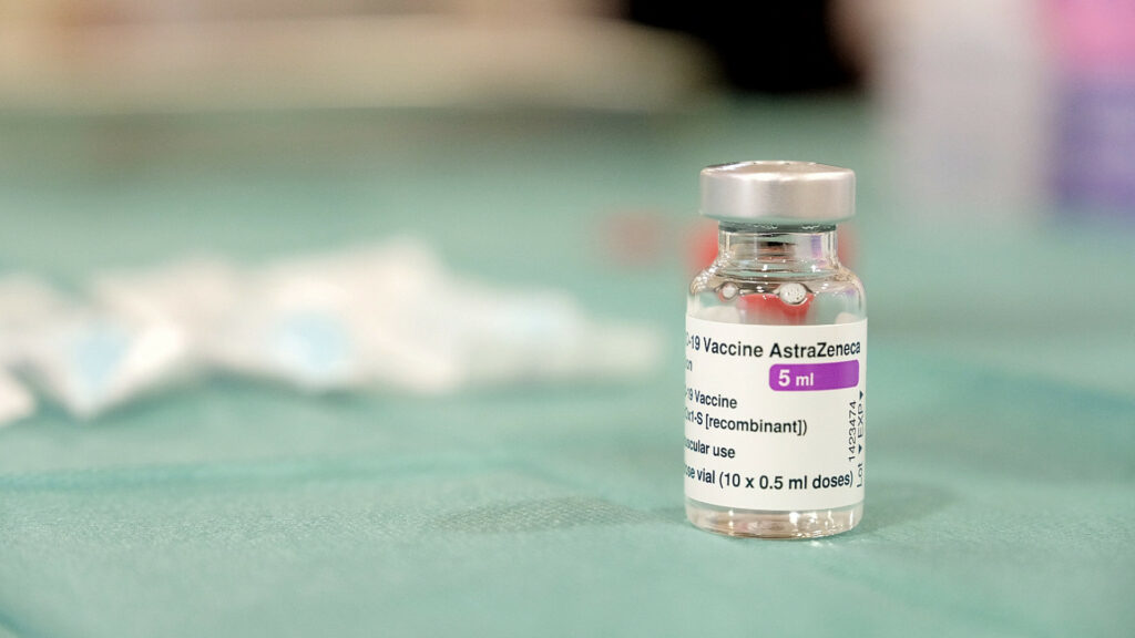 Vaccin AstraZeneca contre le coronavirus. // Source : Flickr/CC/gencat cat (photo recadrée) Vaccin AstraZeneca contre le coronavirus. // Source : Flickr/CC/gencat cat (photo recadrée)
