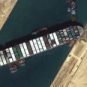 Le cargo échoué dans le canal de Suez. // Source : Wikimedia/CC/Maxar Technologies (photo recadrée) Le cargo échoué dans le canal de Suez. // Source : Wikimedia/CC/Maxar Technologies (photo recadrée)