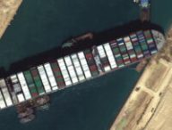 Le cargo échoué dans le canal de Suez. // Source : Wikimedia/CC/Maxar Technologies (photo recadrée) Le cargo échoué dans le canal de Suez. // Source : Wikimedia/CC/Maxar Technologies (photo recadrée)