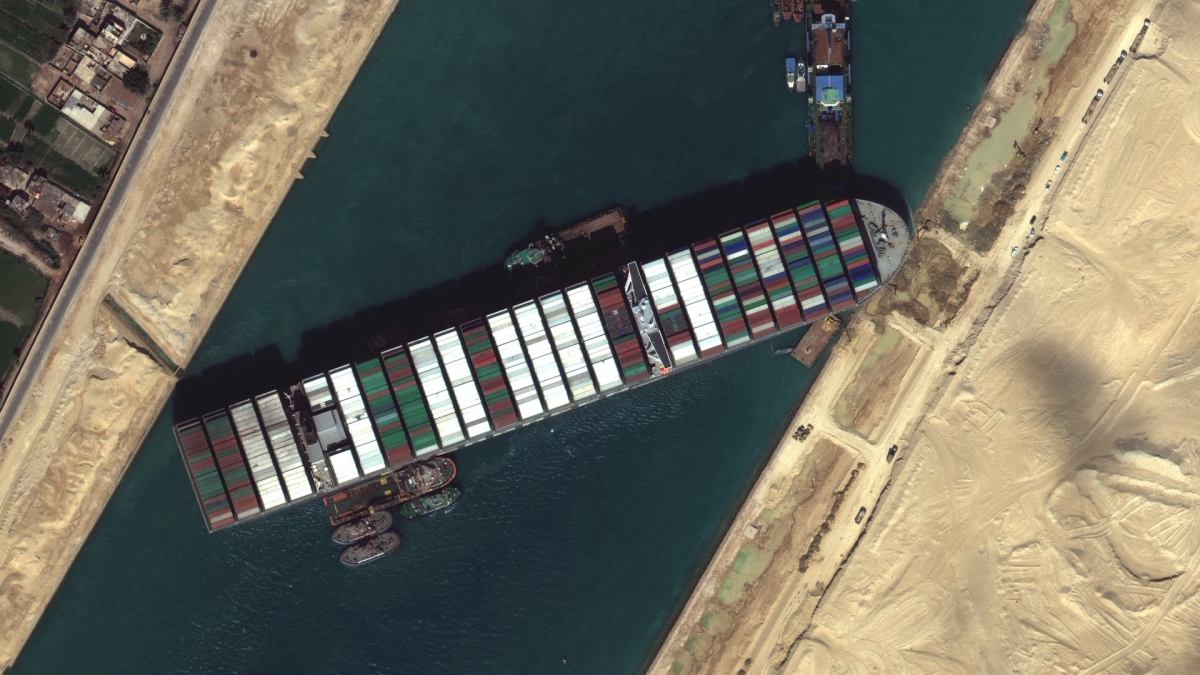 Le cargo échoué dans le canal de Suez. // Source : Wikimedia/CC/Maxar Technologies (photo recadrée) Le cargo échoué dans le canal de Suez. // Source : Wikimedia/CC/Maxar Technologies (photo recadrée)