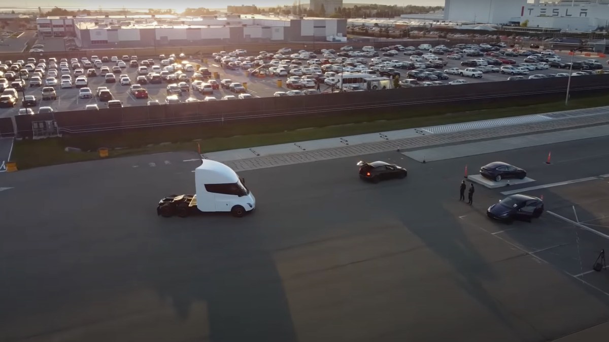 Camion Tesla Semi en train de rouler // Source : Capture YouTube/Chris Nguyen Camion Tesla Semi en train de rouler // Source : Capture YouTube/Chris Nguyen
