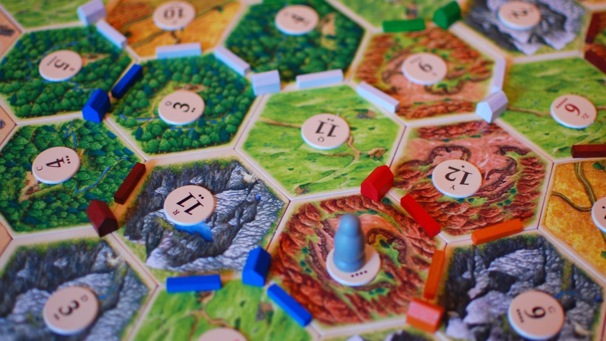 Une partie de Catan. // Source : Flickr/CC/ Brent from Texas (photo recadrée) Une partie de Catan. // Source : Flickr/CC/ Brent from Texas (photo recadrée)