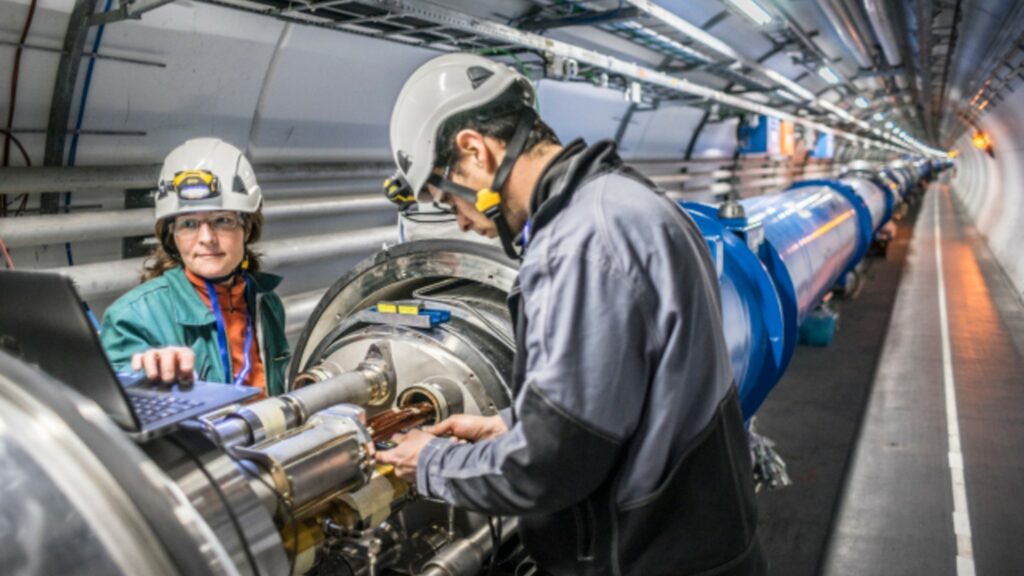 Des physiciens travaillant sur la maintenance du LHC. // Source : CERN Des physiciens travaillant sur la maintenance du LHC. // Source : CERN