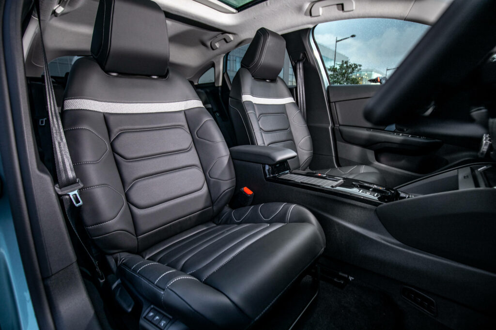 La citroën ë-C4 comprend des sièges massant dans sa version