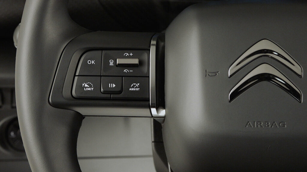 Une simple pression sur le bouton Assist, sur le volant, permet d'enclencher le 