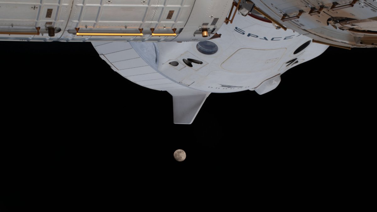 Le Crew Dragon attaché à l'ISS, et la Lune un peu plus loin. // Source : Flickr/CC/Nasa Johnson (photo recadrée) Le Crew Dragon attaché à l'ISS, et la Lune un peu plus loin. // Source : Flickr/CC/Nasa Johnson (photo recadrée)