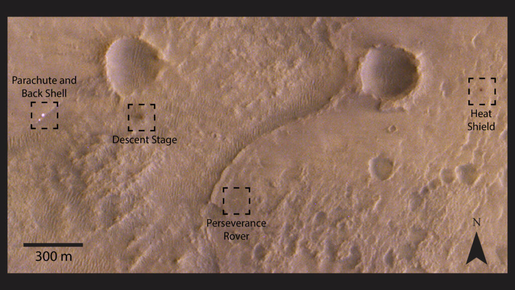 De gauche à droite : le parachute et le bouclier arrière, l'étage de descente, le rover, le bouclier thermique. // Source : ESA/Roscosmos/CaSSIS; acknowledgement A. Valantinas De gauche à droite : le parachute et le bouclier arrière, l'étage de descente, le rover, le bouclier thermique. // Source : ESA/Roscosmos/CaSSIS; acknowledgement A. Valantinas