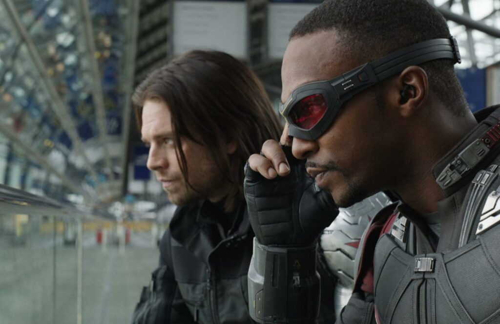 Bucky Barnes dans Falcon et le Soldat de l'Hiver (à gauche) // Source : Disney