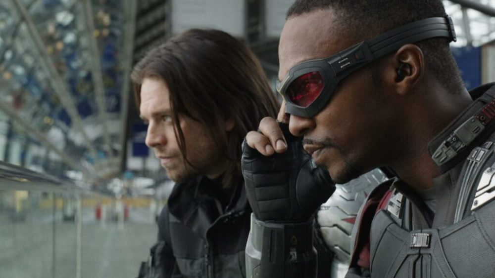 Bucky Barnes dans Falcon et le Soldat de l'Hiver (à gauche) // Source : Disney Bucky Barnes dans Falcon et le Soldat de l'Hiver (à gauche) // Source : Disney