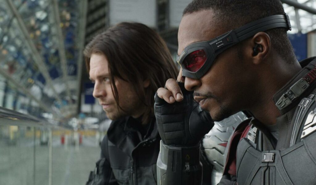 Bucky Barnes dans Falcon et le Soldat de l'Hiver (à gauche) // Source : Disney Bucky Barnes dans Falcon et le Soldat de l'Hiver (à gauche) // Source : Disney